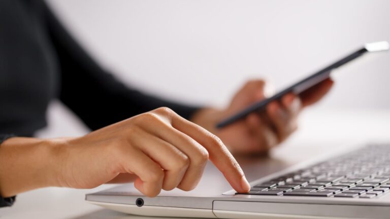 Illustration d'une personne utilisant son téléphone mobile pour activer la double authentification, 2FA